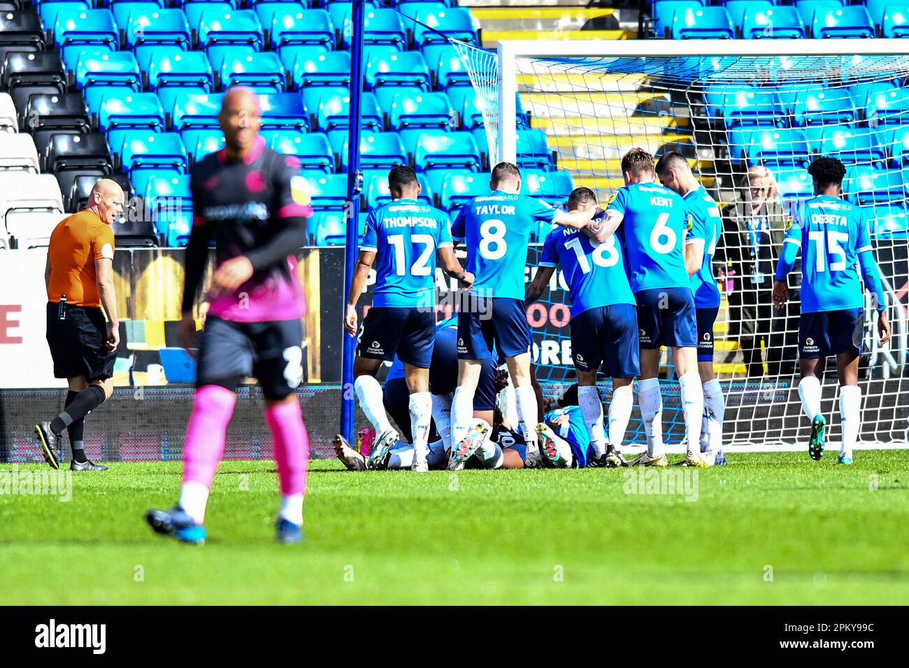 Ephron Mason Clarke (10 Peterborough United) célèbre après avoir marqué le deuxième but de l'équipe avec ses coéquipiers lors du match Sky Bet League 1 entre Cambridge United et Fleetwood Town au R Costaings Abbey Stadium, Cambridge, le vendredi 7th avril 2023. (Photo : Kevin Hodgson | ACTUALITÉS MI) crédit : ACTUALITÉS MI et sport /Actualités Alay Live Banque D'Images