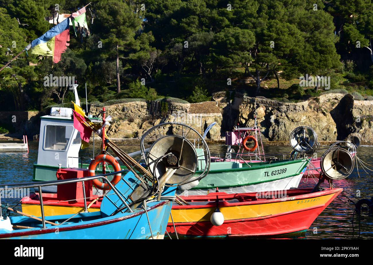 Bateaux de pêche colorés au port de la presqu'île de Niel de Giens Provence Banque D'Images