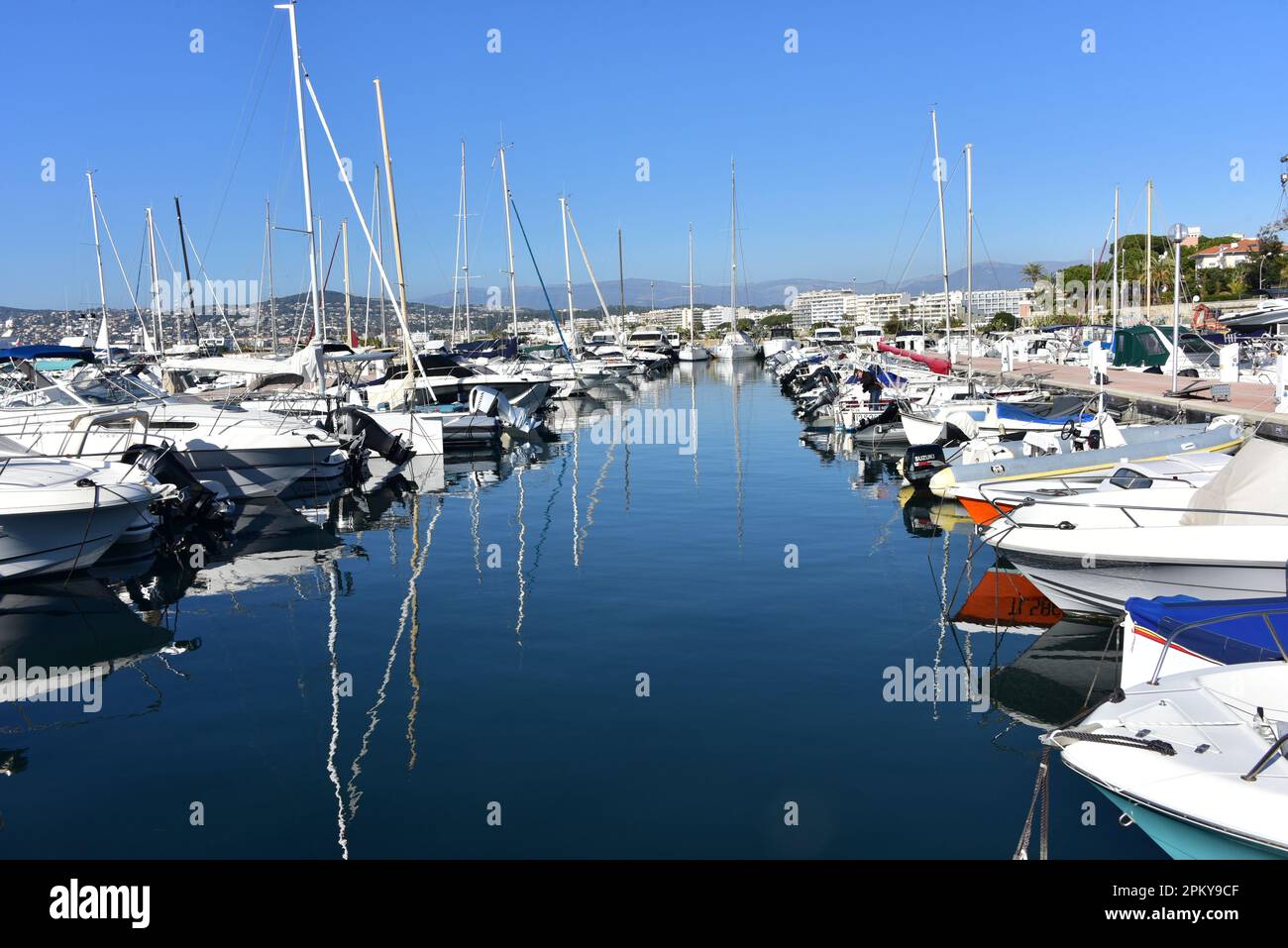 Port de plaisance de Port Gallice de Juan les Pins Photo Stock - Alamy