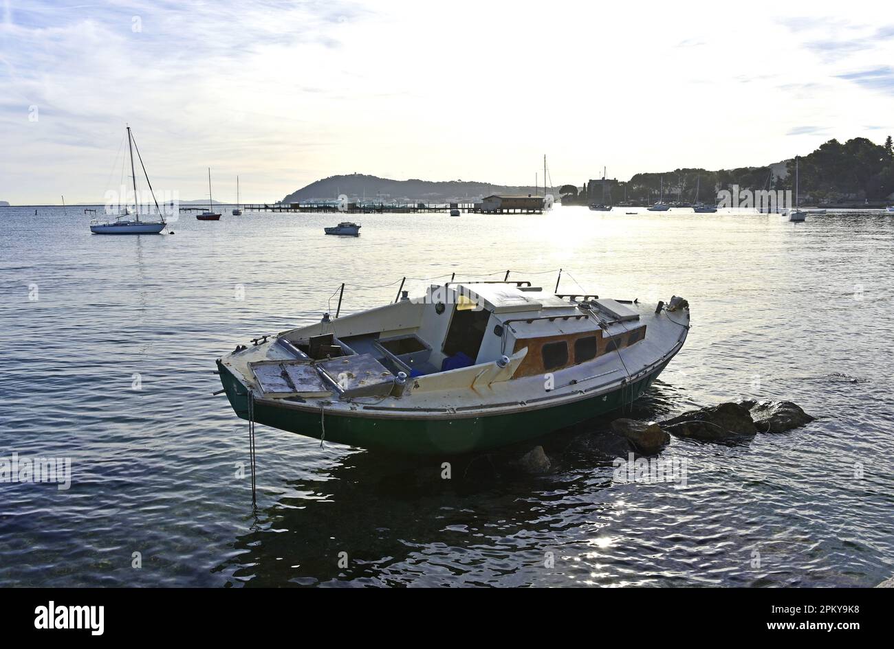 Épave de voilier échouée dans le port de Tamaris ayant cassé ses amarres après une rafale de vent la Seyne sur Mer Provence Provence Banque D'Images
