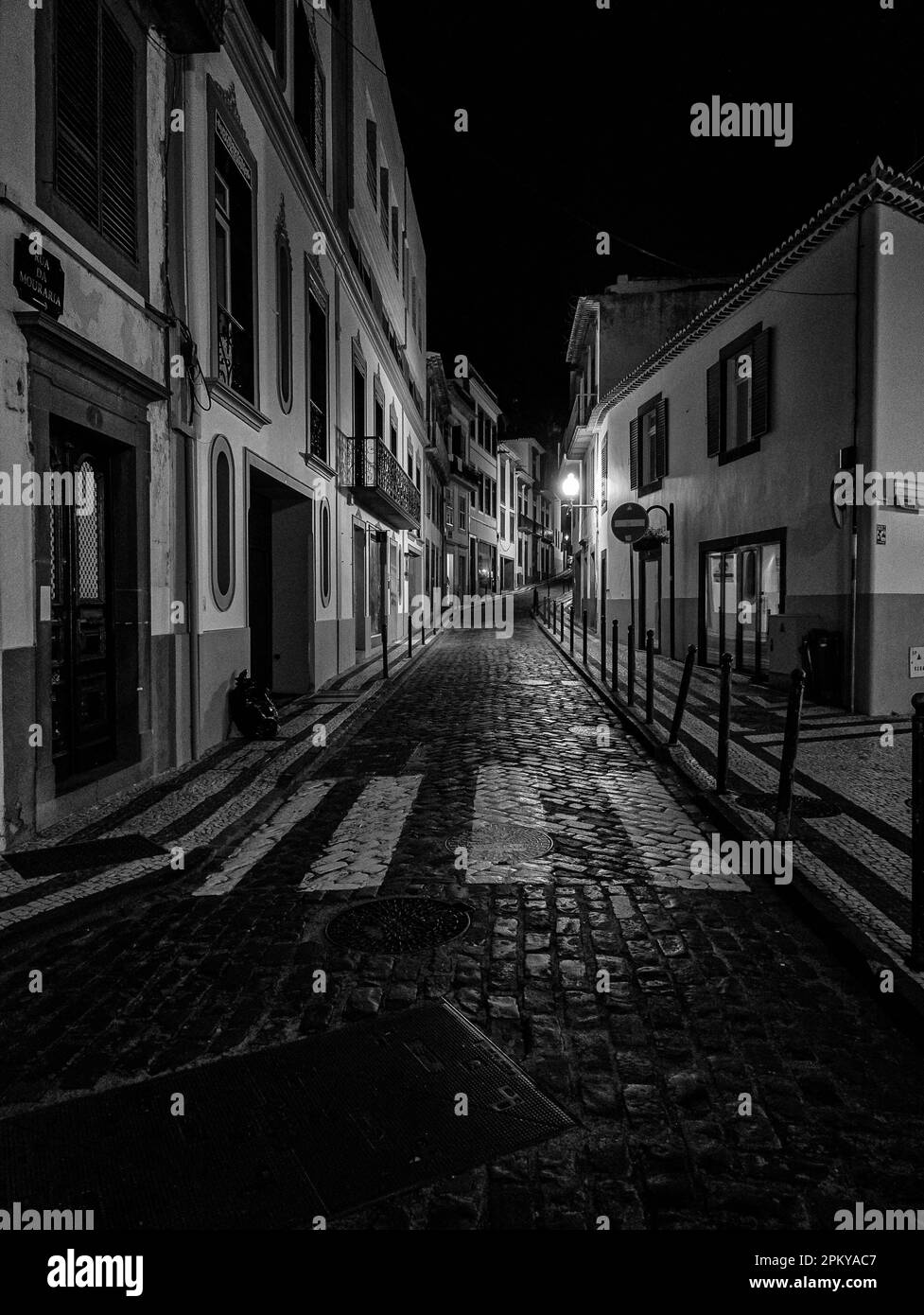 Vieille rue de Funchal la nuit Banque D'Images