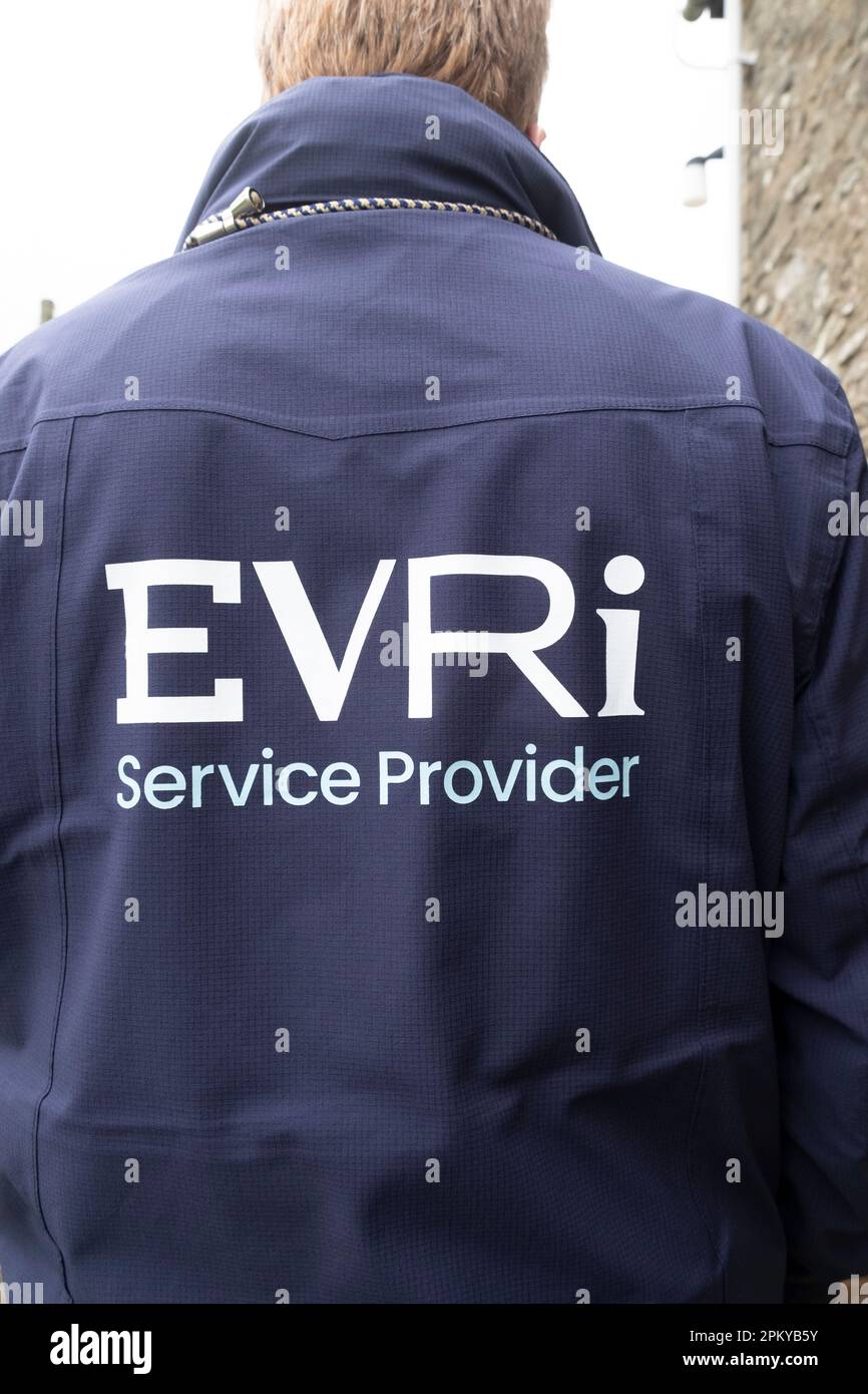 Le logo du fournisseur de services EVRI signe les lettres sur un employé EVRI livraison de van conducteur ouvrier uniforme veste Wales UK 2023 KATHY DEWITT Banque D'Images