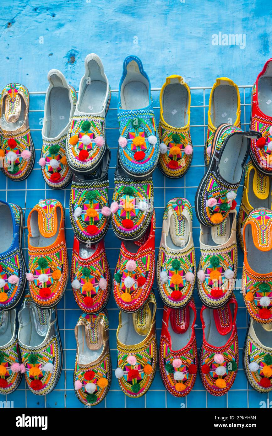 Chaussons marocains traditionnels en vente dans différentes couleurs Banque D'Images