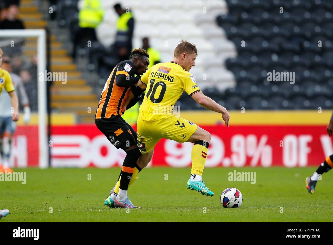 Adama Traore #18 de Hull City et Zian Flemming #10 de Millwall lors du match de championnat Sky Bet Hull City vs Millwall au MKM Stadium, Hull, Royaume-Uni, 10th avril 2023 (photo de Ben Early/News Images) à Hull, Royaume-Uni le 4/10/2023. (Photo par Ben Early/News Images/Sipa USA) Banque D'Images