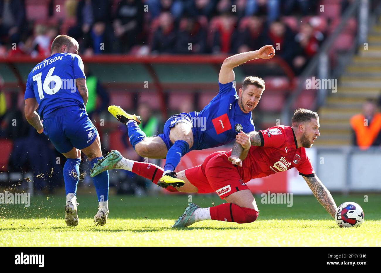 Joshua Falkingham (au centre) de Harrogate Town se heurte à George Moncur de Leyton Orient lors du match Sky Bet League Two à Brisbane Road, Londres. Date de la photo: Lundi 10 avril 2023. Banque D'Images