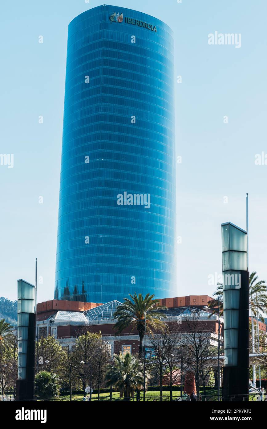 Bilbao, Espagne - 7 avril 2023: Cadre du gratte-ciel Iberdrola, l'une des 10 plus grandes entreprises dans le monde de la production d'électricité Banque D'Images