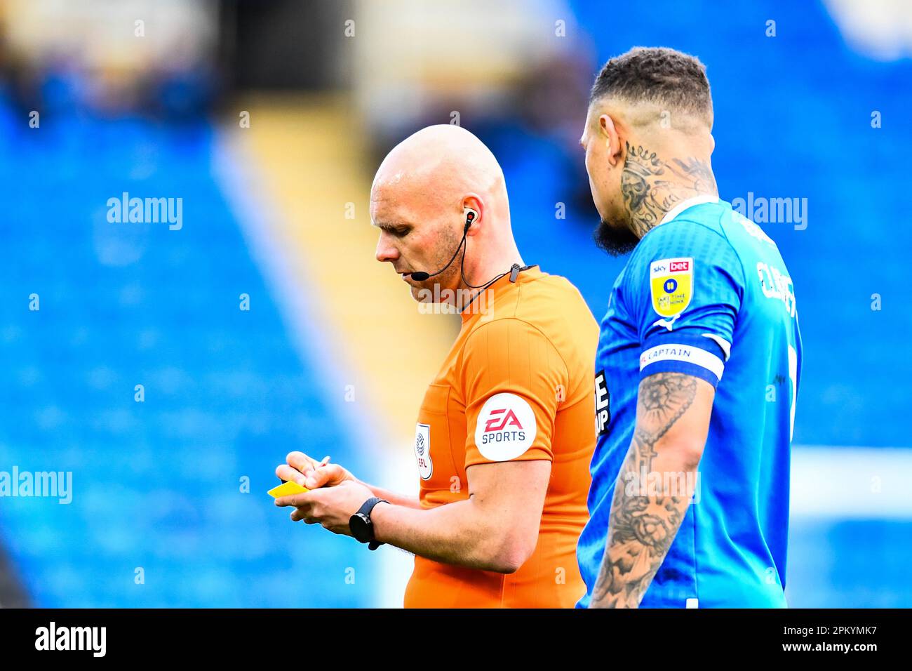 Jonson Clarke Harris (9 Peterborough United) reçoit une carte jaune lors du match de la Sky Bet League 1 entre Cambridge United et Fleetwood Town au R Cotings Abbey Stadium, Cambridge, le vendredi 7th avril 2023. (Photo : Kevin Hodgson | ACTUALITÉS MI) crédit : ACTUALITÉS MI et sport /Actualités Alay Live Banque D'Images