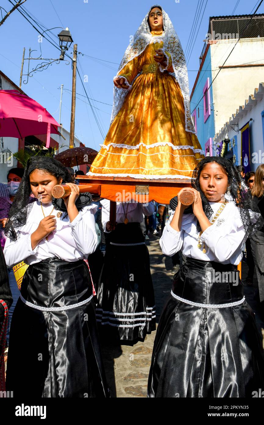 Les femmes mexicaines portent le palanquin de la Vierge Marie pendant la procession religieuse du Vendredi Saint, ville d'Oaxaca, Mexique Banque D'Images