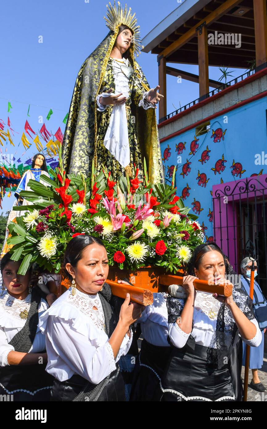 Les murchgoteuses mexicaines portent le palanquin de la Vierge Marie lors de la procession religieuse du Vendredi Saint, ville d'Oaxaca, Mexique Banque D'Images