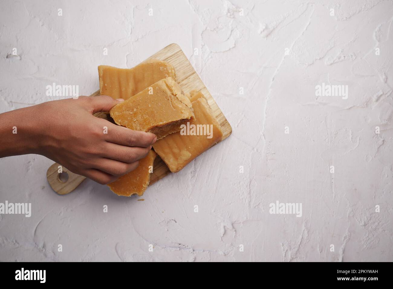 Cube de sucre de canne traditionnel de jaggery sur la table Banque D'Images
