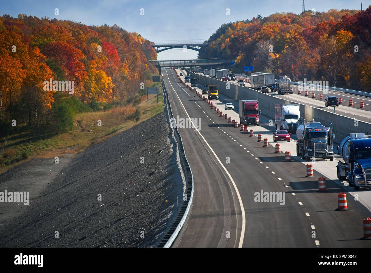 La circulation sur l'Ohio Turnpike négocie une zone de construction sur le chemin de l'entrée ou de la sortie de la vallée de Cuyahoga dans les couleurs vives de l'automne. Banque D'Images