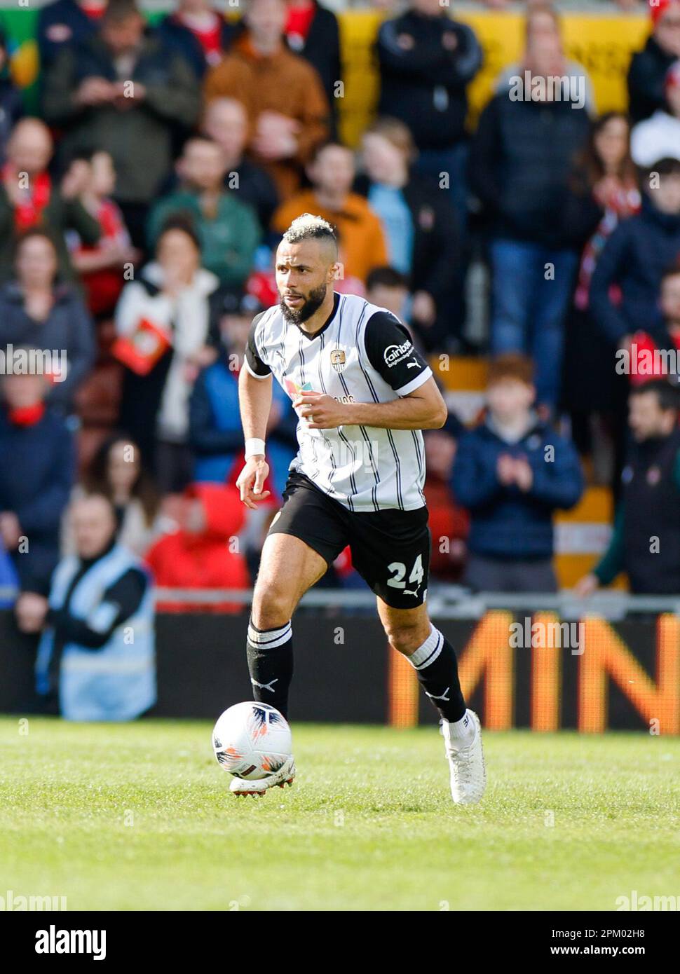 Champ de courses, Wrexham, Royaume-Uni. 10th avril 2023. National League football, Wrexham versus Notts County; John Bostock of Notts County FC on the ball Credit: Action plus Sports/Alay Live News Banque D'Images