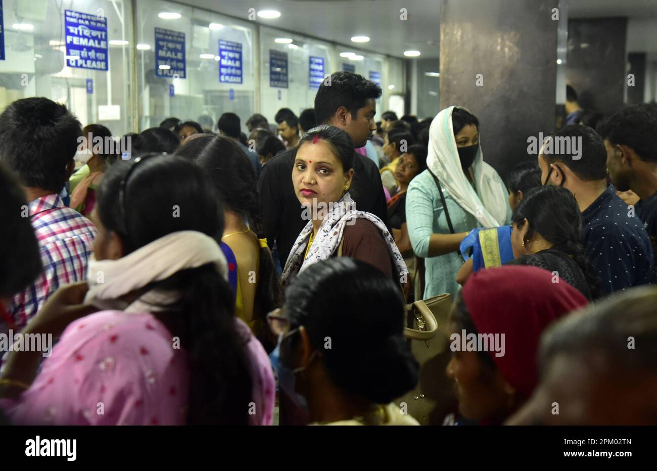 Guwahati, Guwahati, Inde. 10th avril 2023. Les gens font la queue pour enregistrer leurs noms à l'hôpital pour montrer aux médecins pour différentes maladies dans le cadre de COVID-19 cas est en augmentation en Inde à l'hôpital Gauhati Medical College (GMCH) à Guwahati Assam Inde le lundi 10th avril 2023. (Credit image: © Dasarath Deka/ZUMA Press Wire) USAGE ÉDITORIAL SEULEMENT! Non destiné À un usage commercial ! Banque D'Images