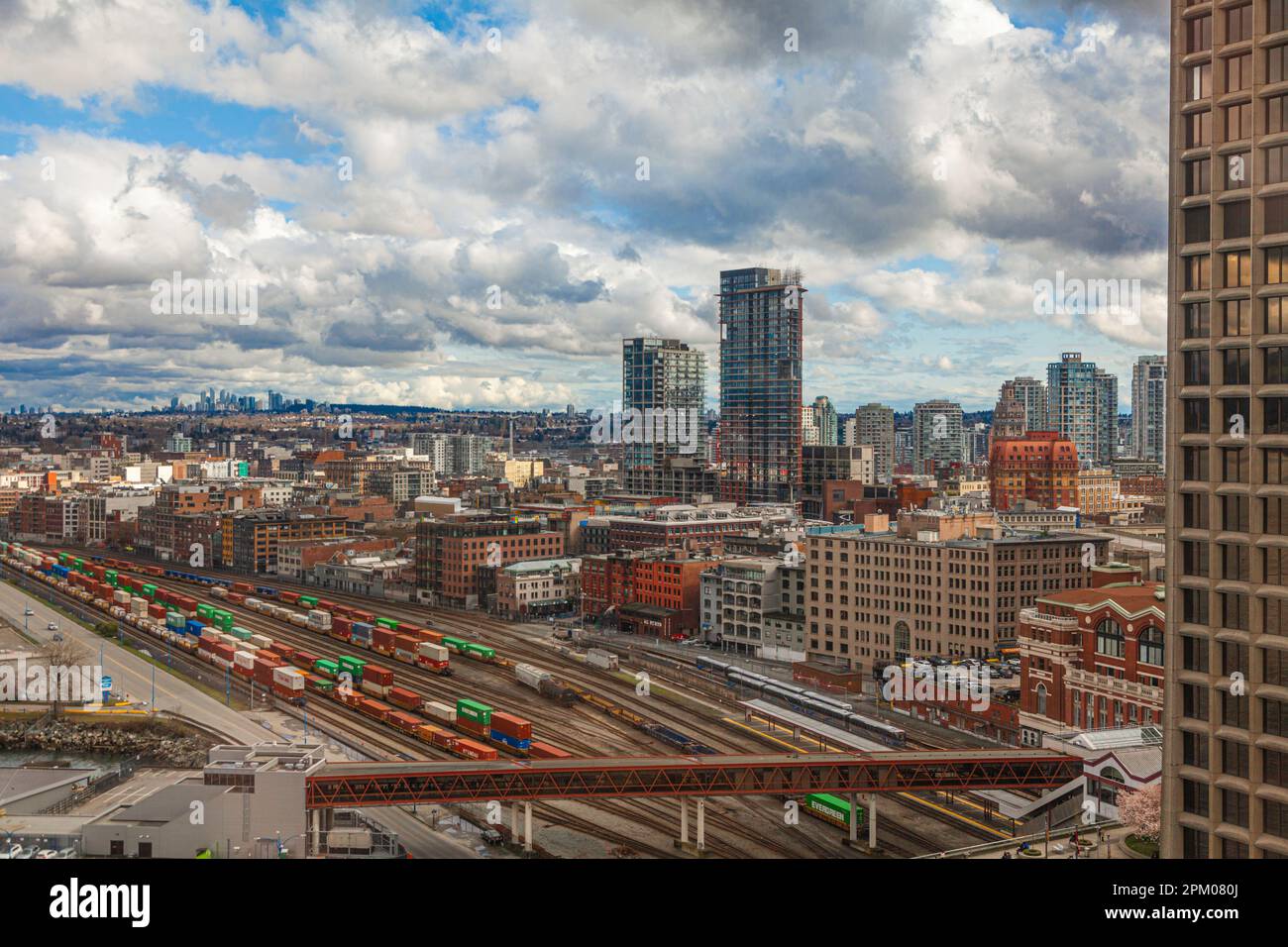 Vue sur les gares ferroviaires et l'est de Vancouver par une journée nuageux, vue depuis le terminal des bateaux de croisière sur le front de mer de Vancouver au Canada Banque D'Images