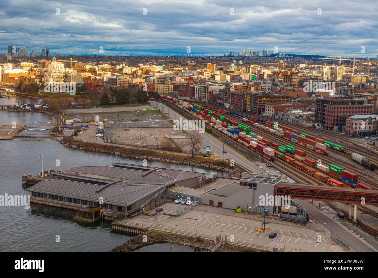 Puits de lumière du soleil à travers l'est de Vancouver vu depuis le terminal des bateaux de croisière sur le front de mer de Vancouver Banque D'Images