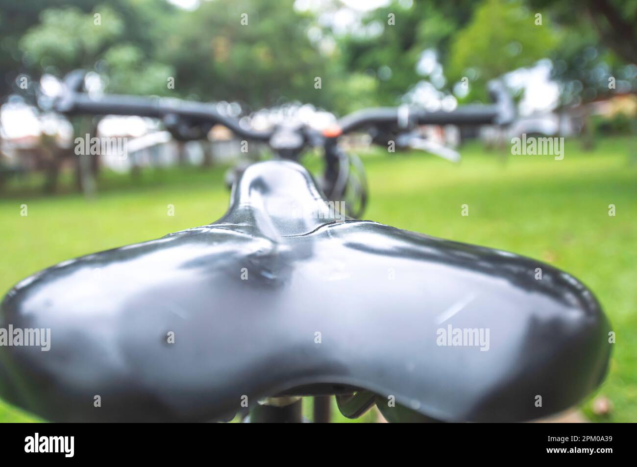 Bande d'un vélo au premier plan et vélo flou devant dans un carré, concept de cyclisme. Banque D'Images