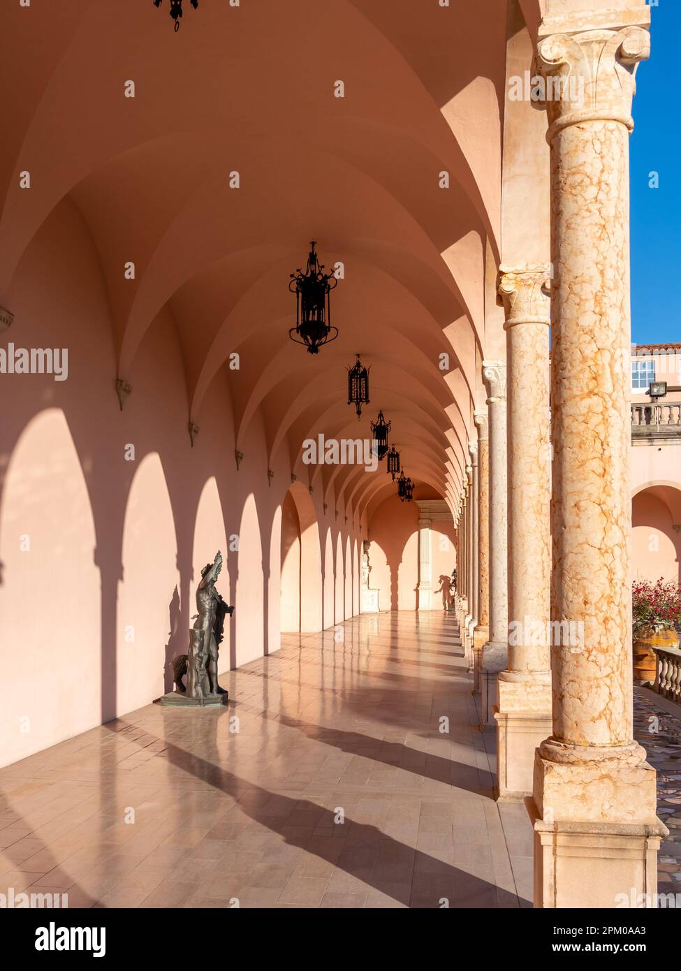 Sarasota, Floride, États-Unis - 11 janvier 2022 : le Ringling Museum of Art Courtyard à Sarasota, Floride, États-Unis. Banque D'Images