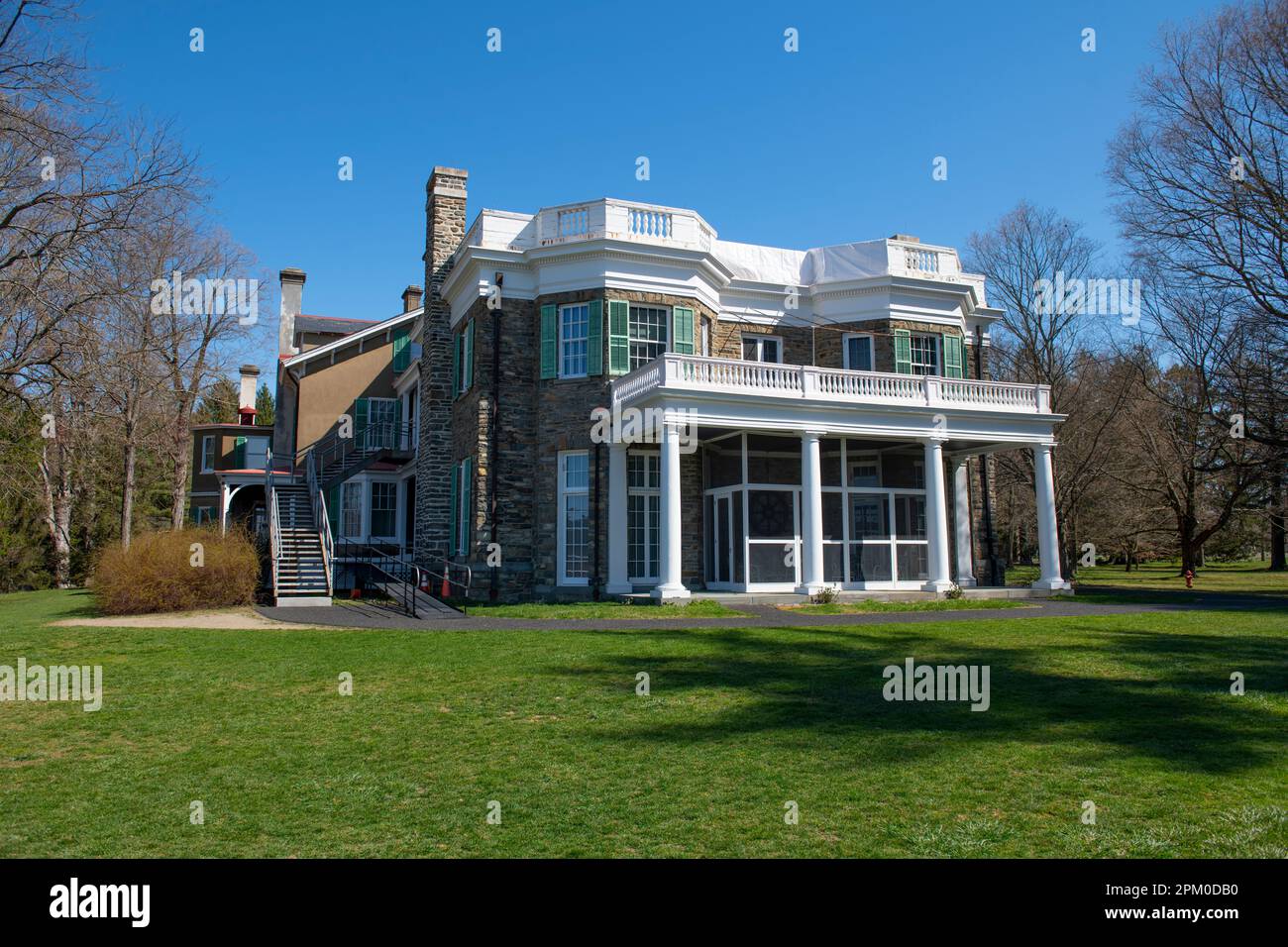 États-Unis New York NY Hyde Park FDR domaine Springwood extérieur site historique national Franklin Delano Roosevelt maison et causeuse Banque D'Images