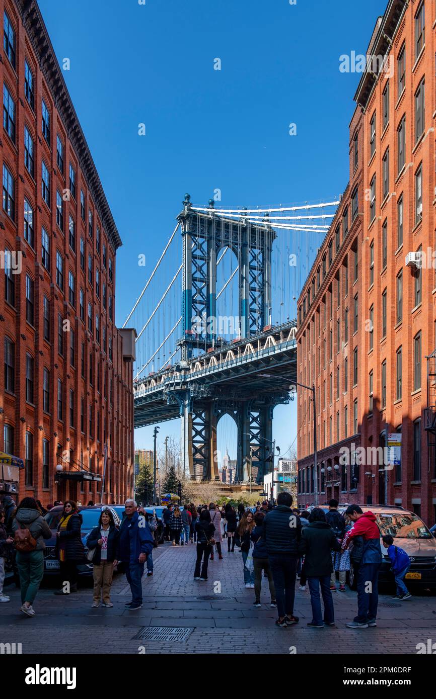 USA New York NY DUMBO Brooklyn NYC Manhattan Bridge - parc et touristes appréciant l'air du printemps Banque D'Images