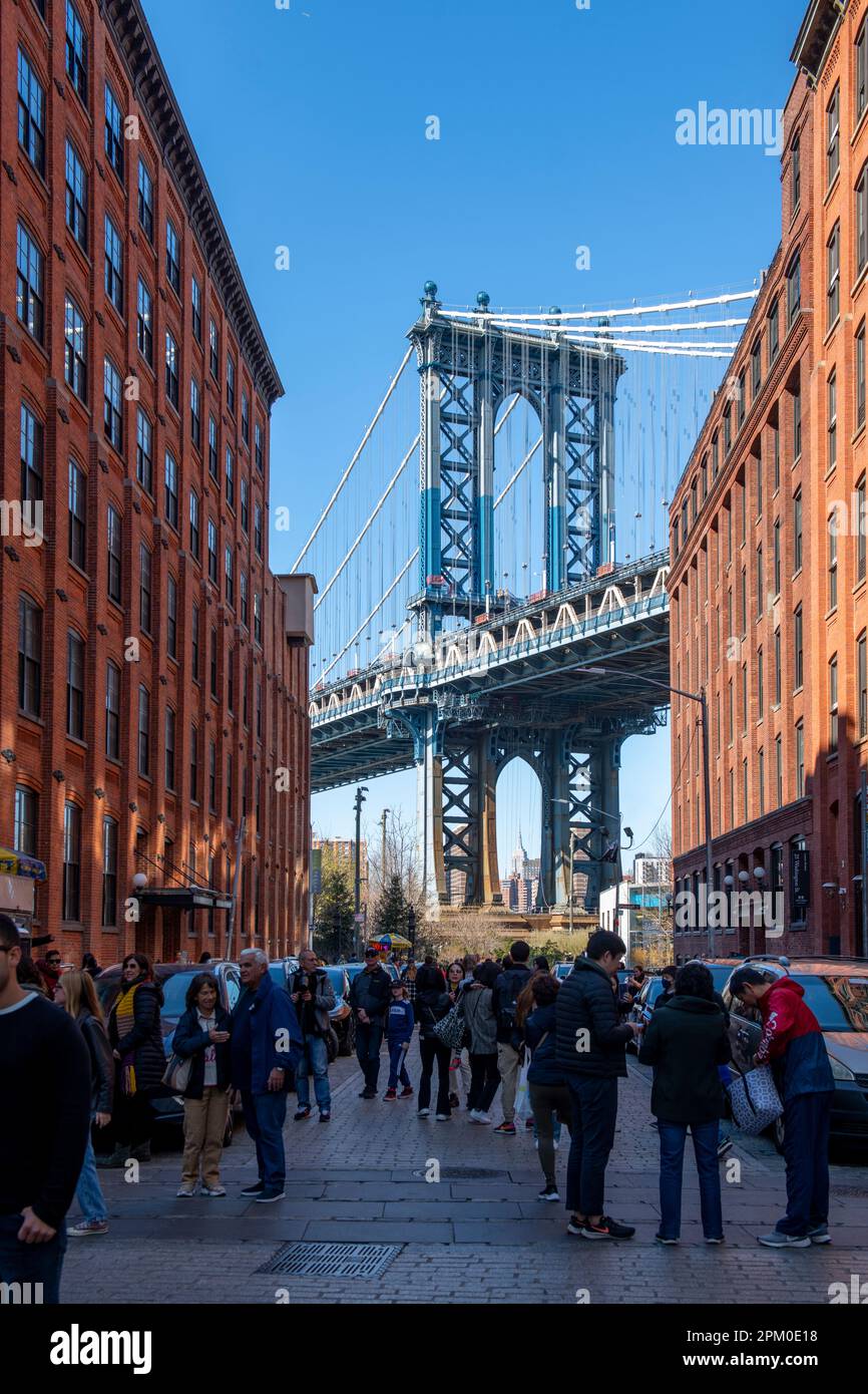USA New York NY DUMBO Brooklyn NYC Manhattan Bridge - parc et touristes appréciant l'air du printemps Banque D'Images