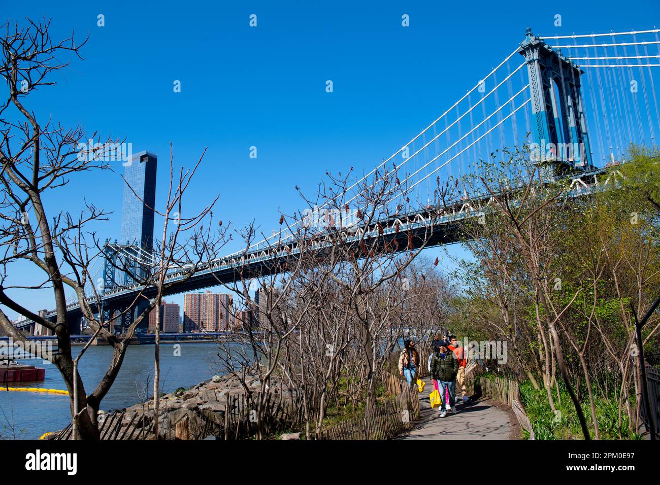 USA New York NY DUMBO Brooklyn NYC Manhattan Bridge - parc et touristes appréciant l'air du printemps Banque D'Images