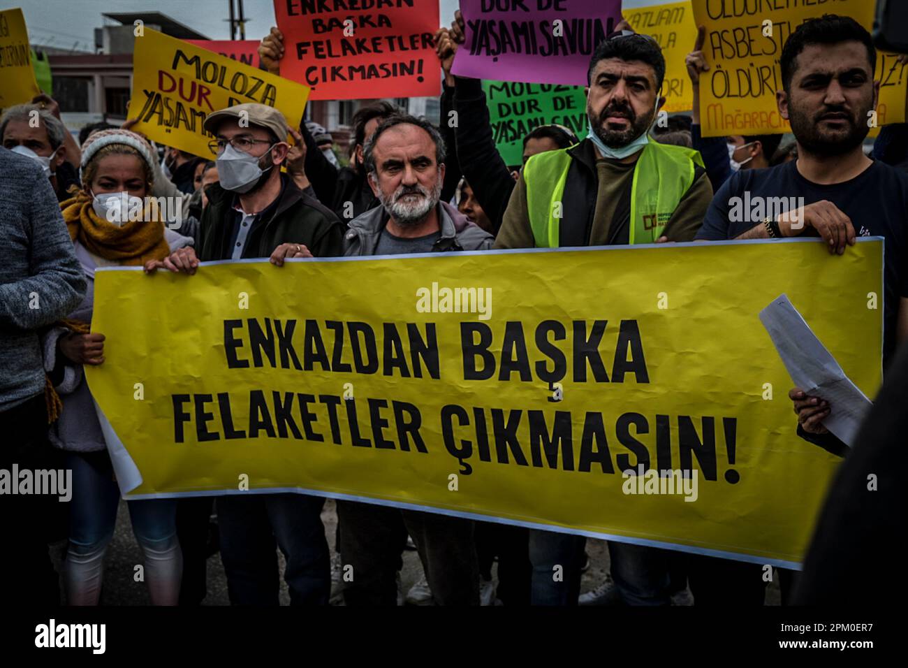 Un activiste a été vu tenir une bannière avec le texte plus de catastrophes des débris. Samanda de Hatay ? district est un point où les décombres des bâtiments détruits dans le tremblement de terre a été versé. Les professionnels de la santé et les universitaires pensent que le fait de renverser les décombres dans la nature provoquera un cancer pour les habitants de la région et que la poussière émise par les décombres contient de l'amiante et que le mélange avec le sol et l'eau causera de nombreuses maladies, donc un grand nombre de personnes sont venues en protestation de ce . (Photo de Murat Kocabas/SOPA Images/Sipa USA) Banque D'Images