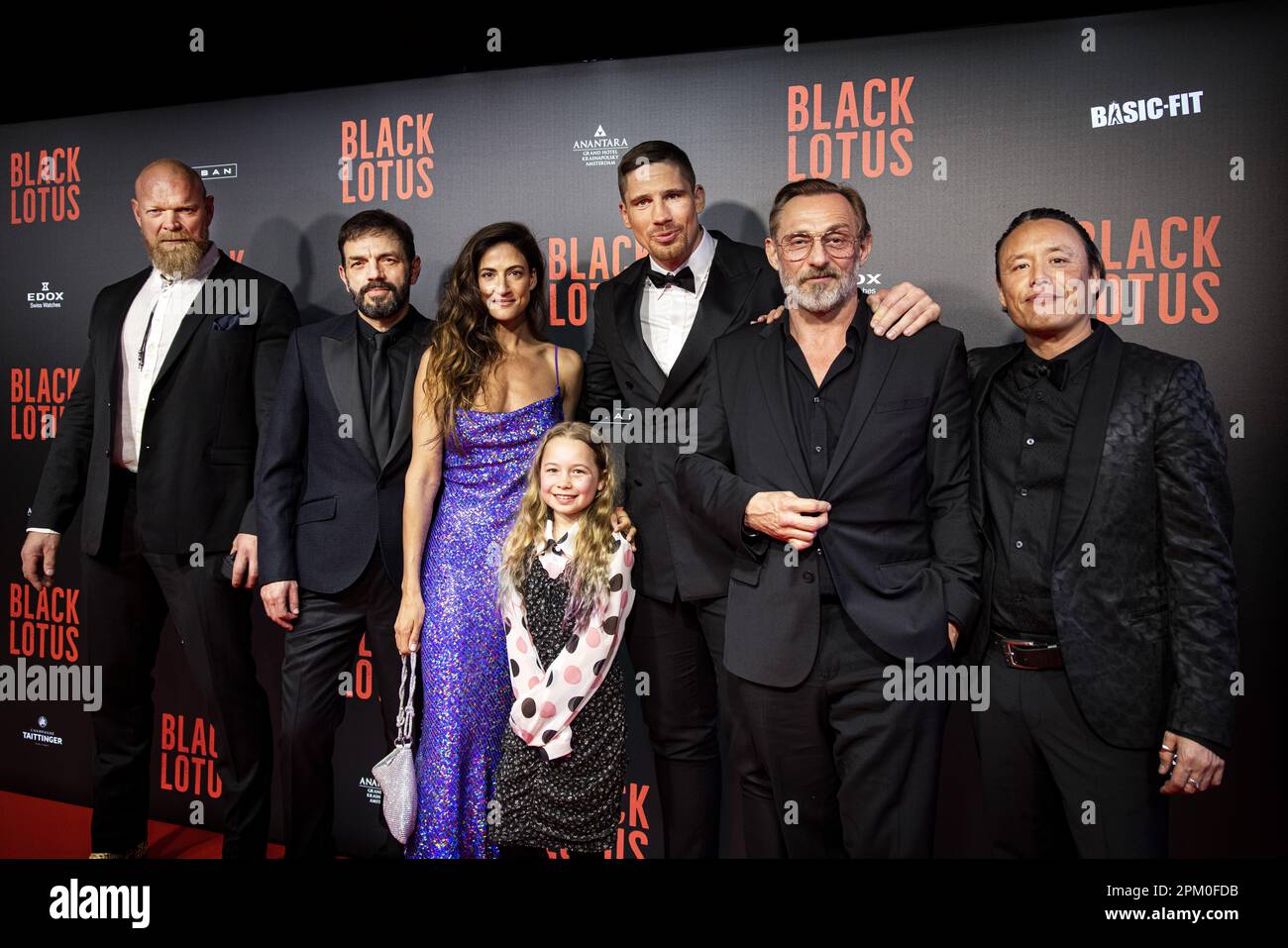 AMSTERDAM - Magnus Samuelsson, Edon Rizvanolli, Rona-Lee Shimon, Pippi Casey, Rico Verhoeven, Roland Møller et Simon WAN sur le tapis rouge pour la première du film d'action Black Lotus au Royal Theatre Tuschinski. Le kickboxer néerlandais Rico Verhoeven joue le rôle de premier plan dans le film d'action international. ANP RAMON VAN FLYMEN pays-bas sortie - belgique sortie Banque D'Images AMSTERDAM - Magnus Samuelsson, Edon Rizvanolli, Rona-Lee Shimon, Pippi Casey, Rico Verhoeven, Roland Møller et Simon WAN sur le tapis rouge pour la première du film d'action Black Lotus au Royal Theatre Tuschinski. Le kickboxer néerlandais Rico Verhoeven joue le rôle de premier plan dans le film d'action international. ANP RAMON VAN FLYMEN pays-bas sortie - belgique sortie Banque D'Images