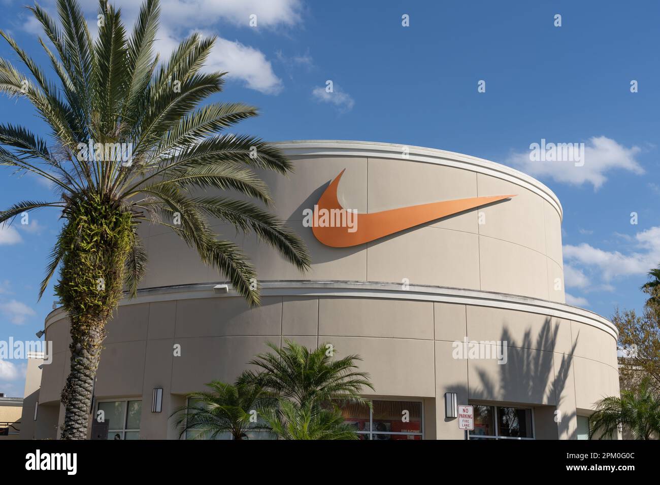 Le logo Nike sur le bâtiment d'un centre commercial est montré. Banque D'Images