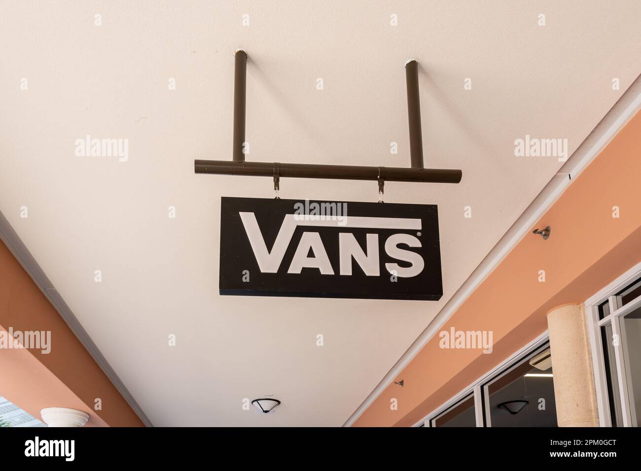 Gros plan de l'affiche suspendue du magasin des fourgonnettes. Banque D'Images