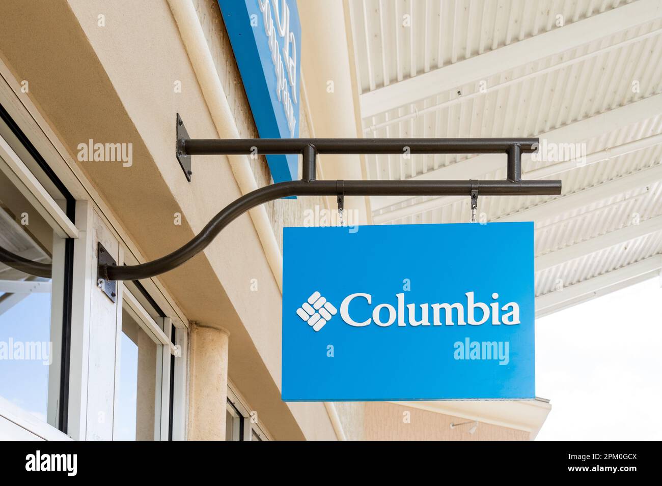 Gros plan de l'affiche suspendue du magasin Columbia. Banque D'Images