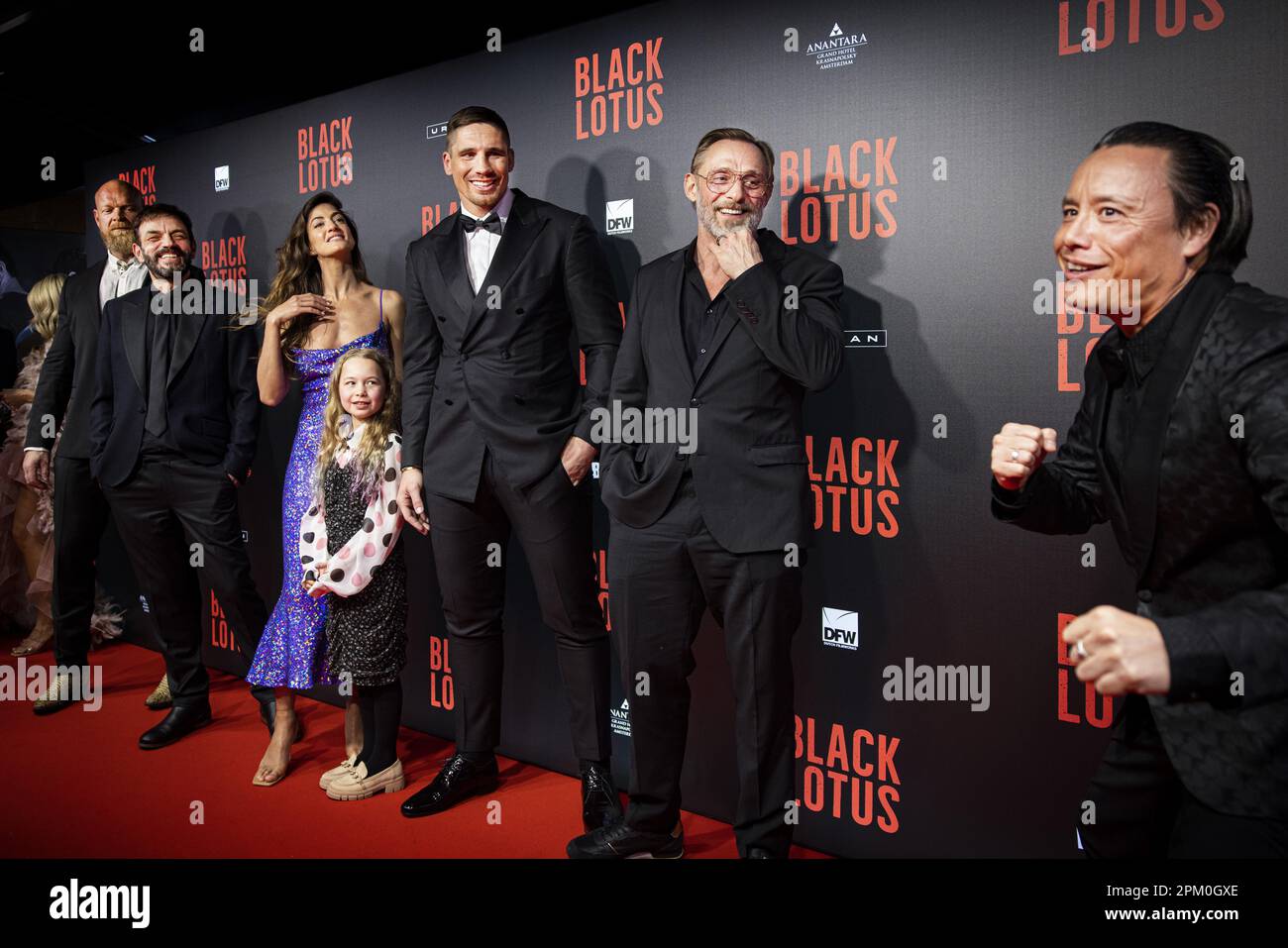AMSTERDAM - Magnus Samuelsson, Edon Rizvanolli, Rona-Lee Shimon, Pippi Casey, Rico Verhoeven, Roland Møller et Simon WAN sur le tapis rouge pour la première du film d'action Black Lotus au Royal Theatre Tuschinski. Le kickboxer néerlandais Rico Verhoeven joue le rôle de premier plan dans le film d'action international. ANP RAMON VAN FLYMEN pays-bas sortie - belgique sortie Banque D'Images AMSTERDAM - Magnus Samuelsson, Edon Rizvanolli, Rona-Lee Shimon, Pippi Casey, Rico Verhoeven, Roland Møller et Simon WAN sur le tapis rouge pour la première du film d'action Black Lotus au Royal Theatre Tuschinski. Le kickboxer néerlandais Rico Verhoeven joue le rôle de premier plan dans le film d'action international. ANP RAMON VAN FLYMEN pays-bas sortie - belgique sortie Banque D'Images