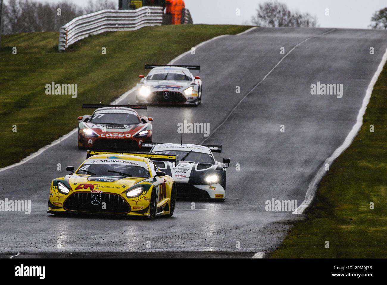 Oulton Park, Cheshire, Royaume-Uni. 10th avril 2023. 2 Seas Motorsport Mercedes-AMG GT3 (#4) conduit par James Cottingham & Jonny Adam dans la classe Pro-Am GT3 conduit Beechdean AMR Aston Martin Vantage AMR GT3 (#97) conduit par Andrew Howard & Ross Gunn dans la classe Pro-Am GT3 pendant la ronde 1 du Championnat britannique Intelligent Money GT à Oulton Park. 10 avril 2023. Credit: Jurek Biegus/Alamy Live News Banque D'Images