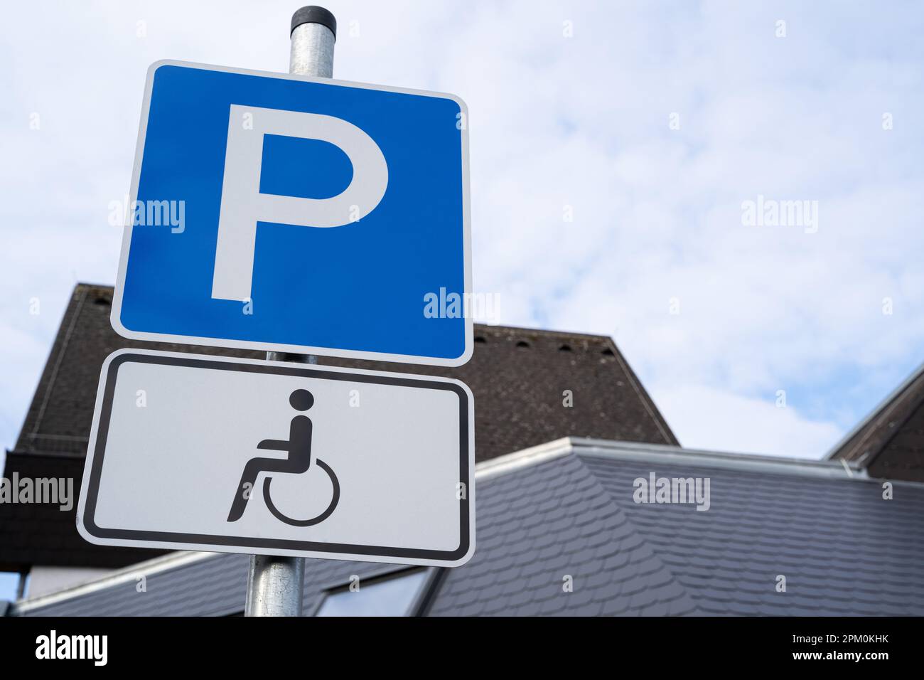 Panneau de stationnement bleu et blanc avec fauteuil roulant pour les conducteurs handicapés Banque D'Images Panneau de stationnement bleu et blanc avec fauteuil roulant pour les conducteurs handicapés Banque D'Images
