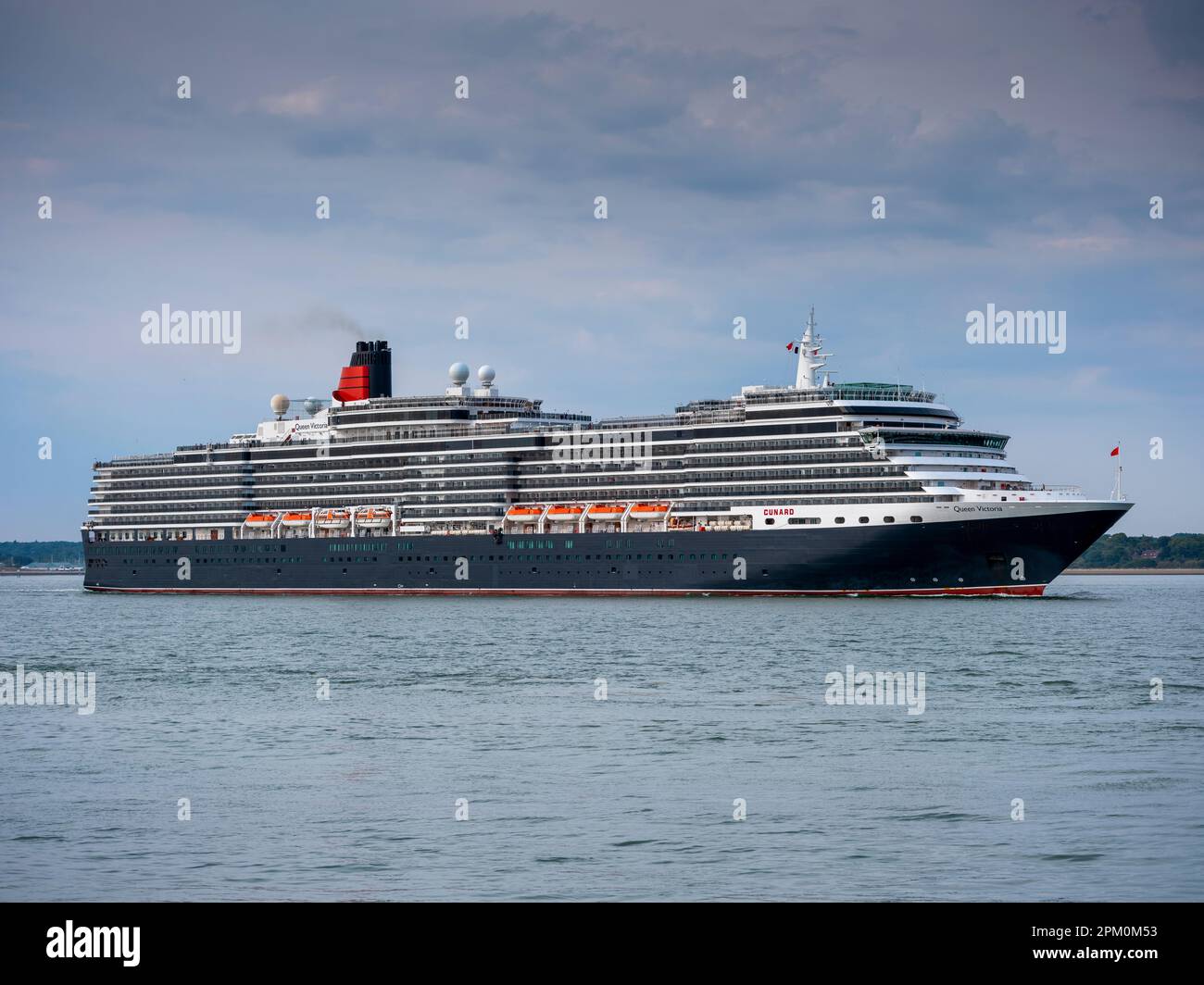 Le MS Queen Victoria de Cunard sort du port de Southampton, Hampshire, Angleterre, Royaume-Uni Banque D'Images