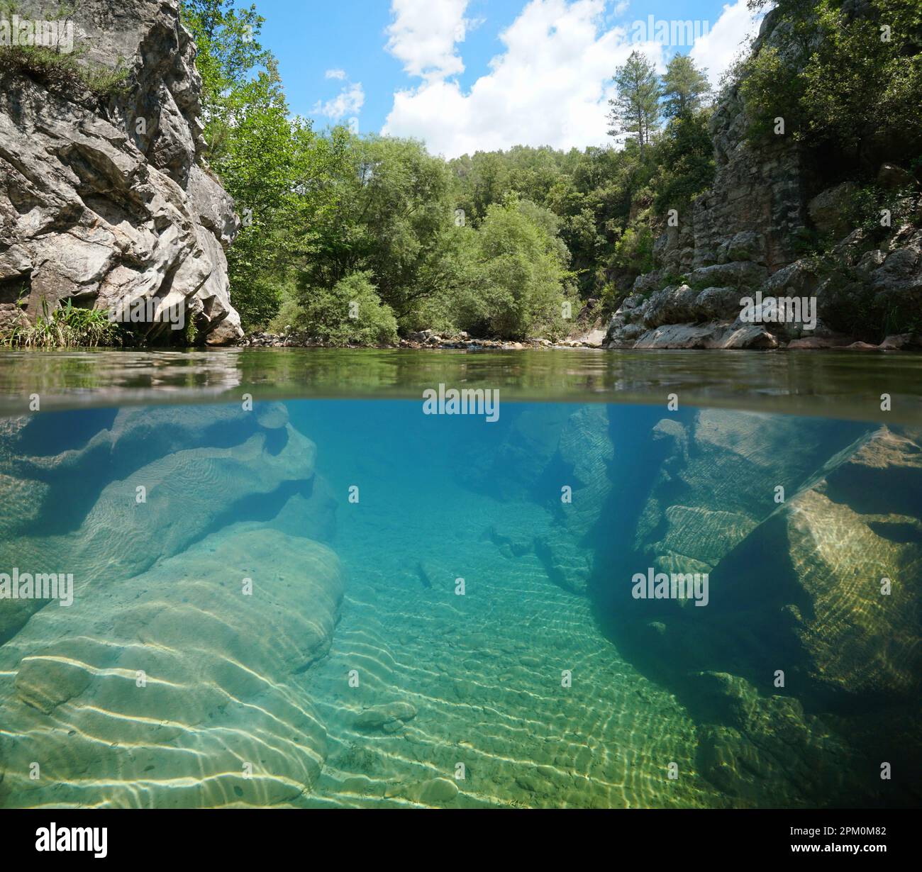 Rivière avec rive rocheuse au-dessus et sous la surface de l'eau, vue sur deux niveaux, Espagne, Catalogne Banque D'Images