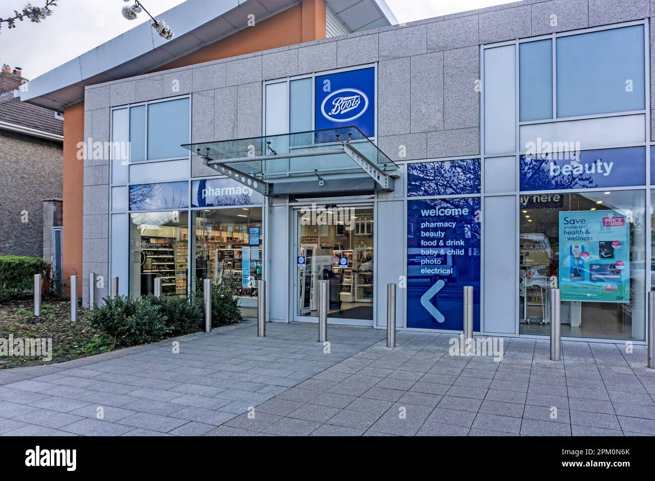Un magasin Boots au long Mile Retail Center, Drimagh Road, Dublin, Irlande. Banque D'Images
