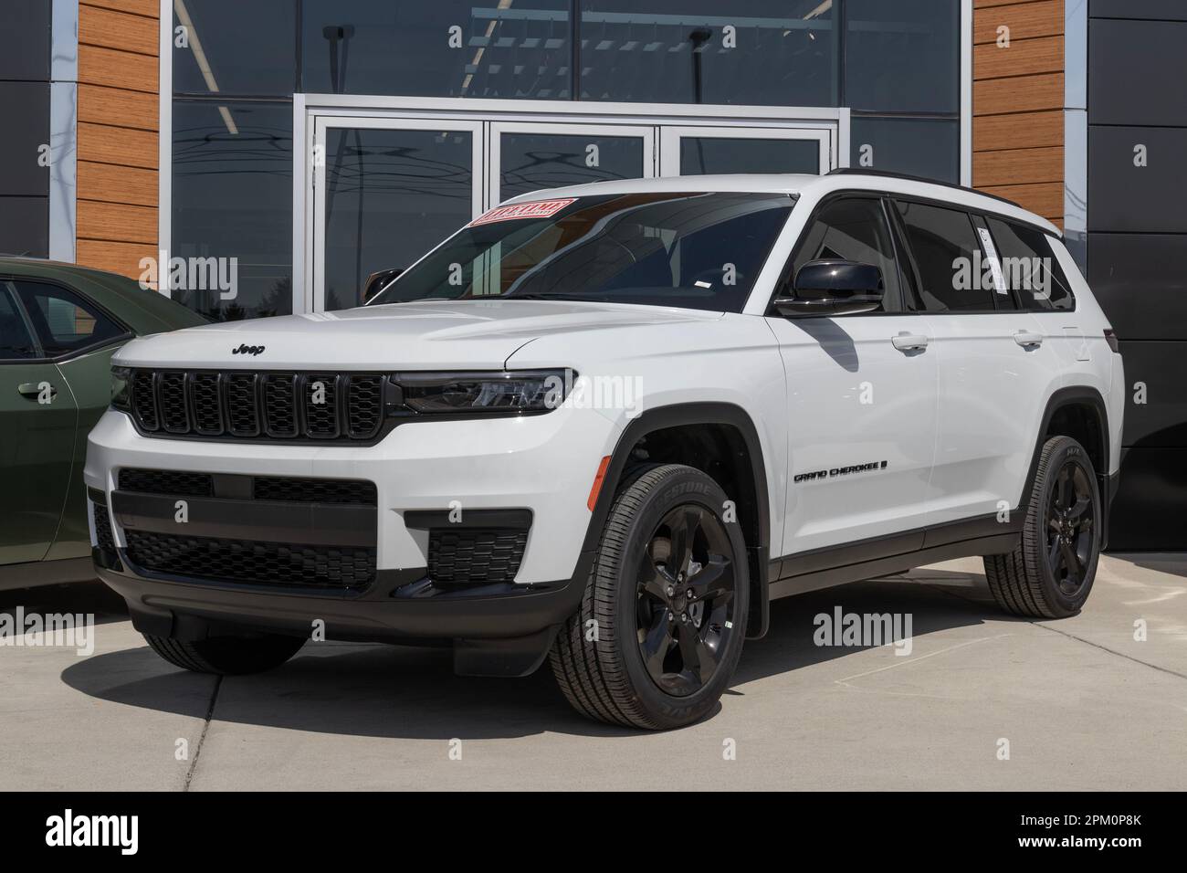 Logansport Circa avril 2023 exposition Jeep Grand Cherokee à un