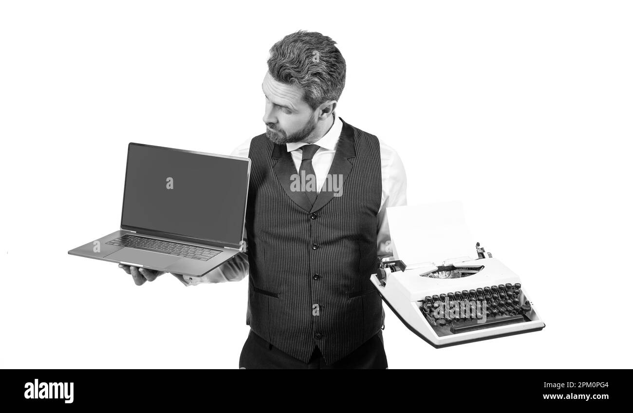 curieux homme montrant pc et machine à écrire isolé sur fond blanc, espace de copie, technologie. Banque D'Images