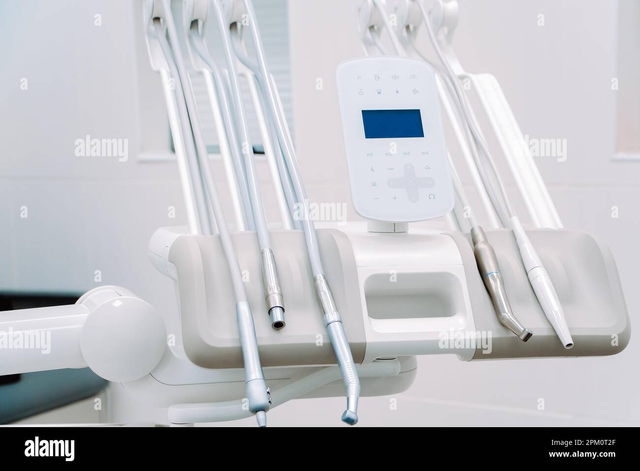 Équipement dentaire moderne dans la clinique de dentiste. Dentistes outils pour le traitement et la chirurgie des dents. Instruments médicaux spéciaux. Banque D'Images