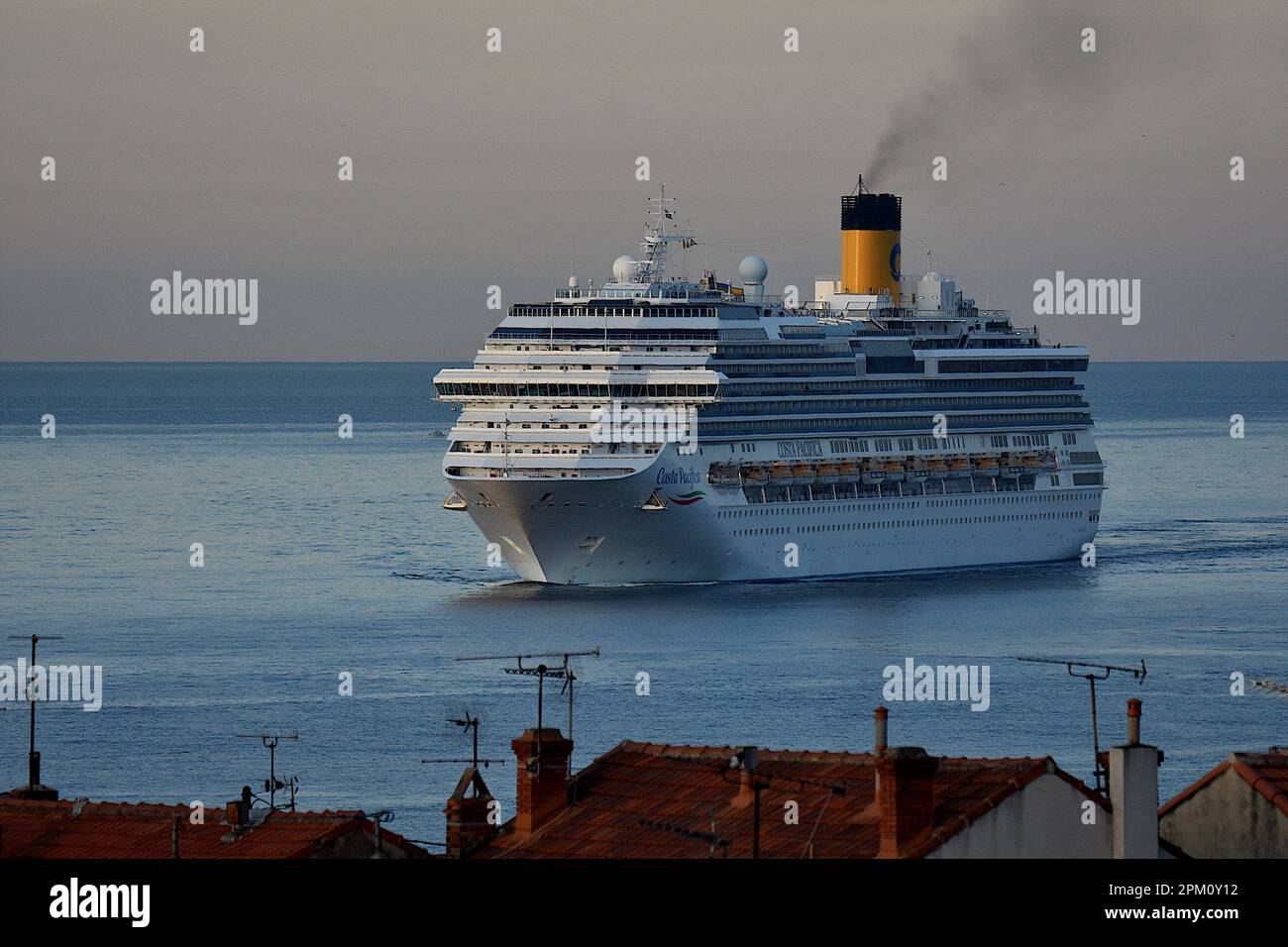 Marseille, France. 10th avril 2023. Le paquebot Costa Pacifica arrive au port méditerranéen français de Marseille. (Credit image: © Gerard Bottino/SOPA Images via ZUMA Press Wire) USAGE ÉDITORIAL SEULEMENT! Non destiné À un usage commercial ! Banque D'Images