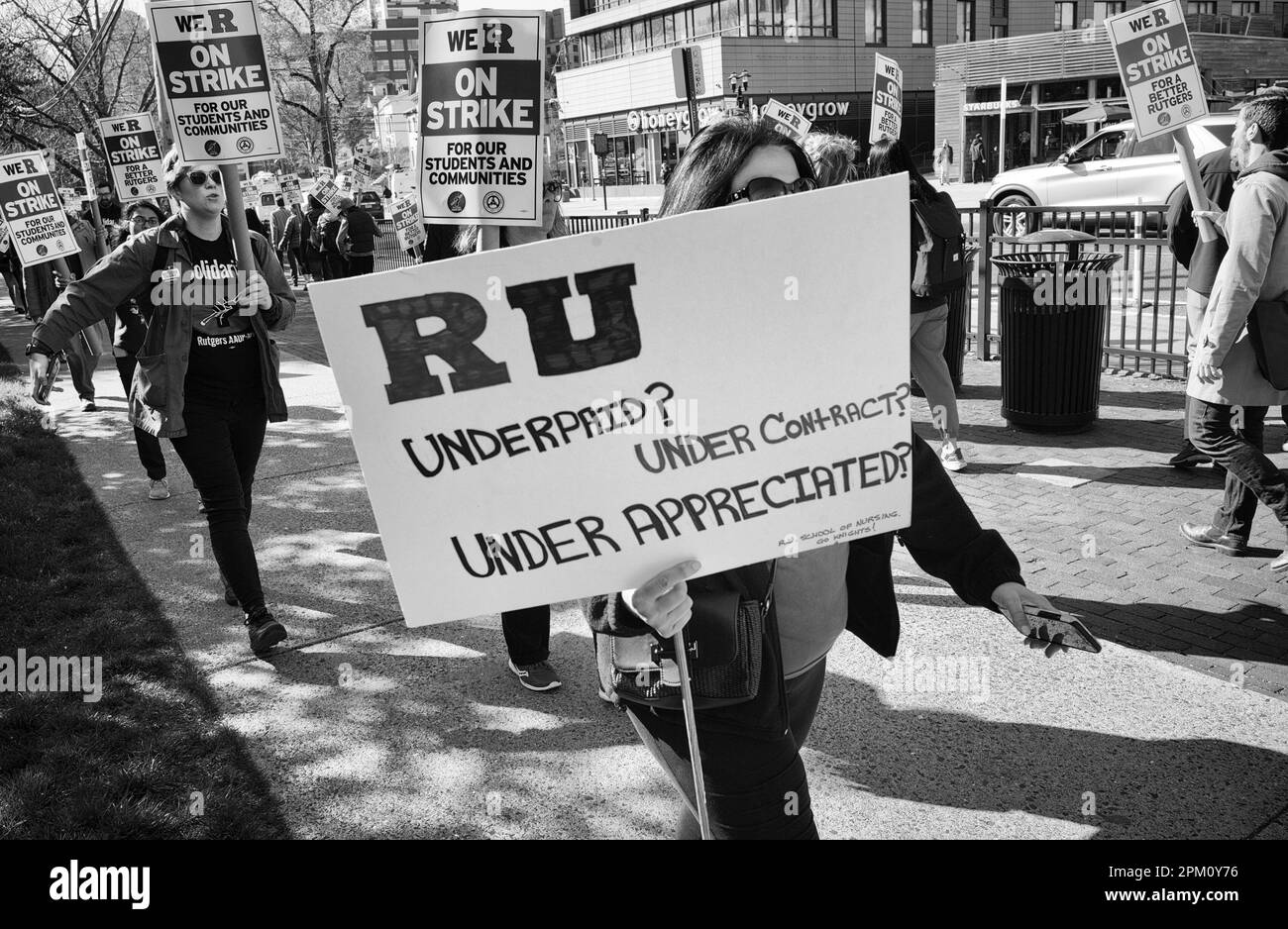 10 avril 2023: Des piqueteurs et des manifestants apparaissent sur la ligne de piquetage pendant la grève des enseignants de l'Université Rutgers sur l'avenue College, sur le campus principal de l'université au Nouveau-Brunswick, dans le New Jersey. NEW YORK, NEW YORK AVRIL 8. Les professeurs de Rutgers, les professeurs à temps partiel et les étudiants diplômés de l'université phare du New Jersey ont fait grève lundi, la première action de ce genre dans les 257 ans d'histoire de l'école. Crédit : ZUMA Press, Inc./Alay Live News Banque D'Images