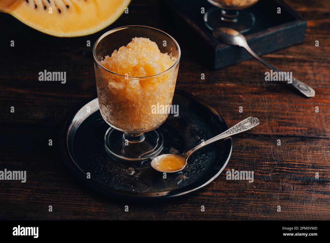 Service de Granita de pastèque jaune sur une table rustique Banque D'Images