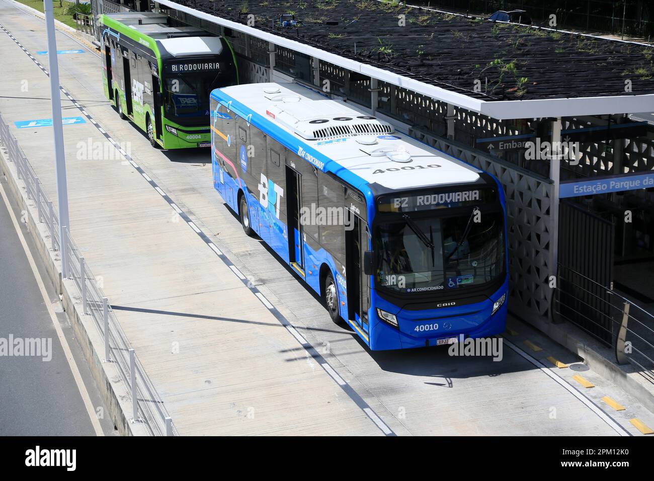 salvador, bahia, brésil - 10 avril 2023 : bus du système de transport BRT dans la ville de Salvador. Banque D'Images