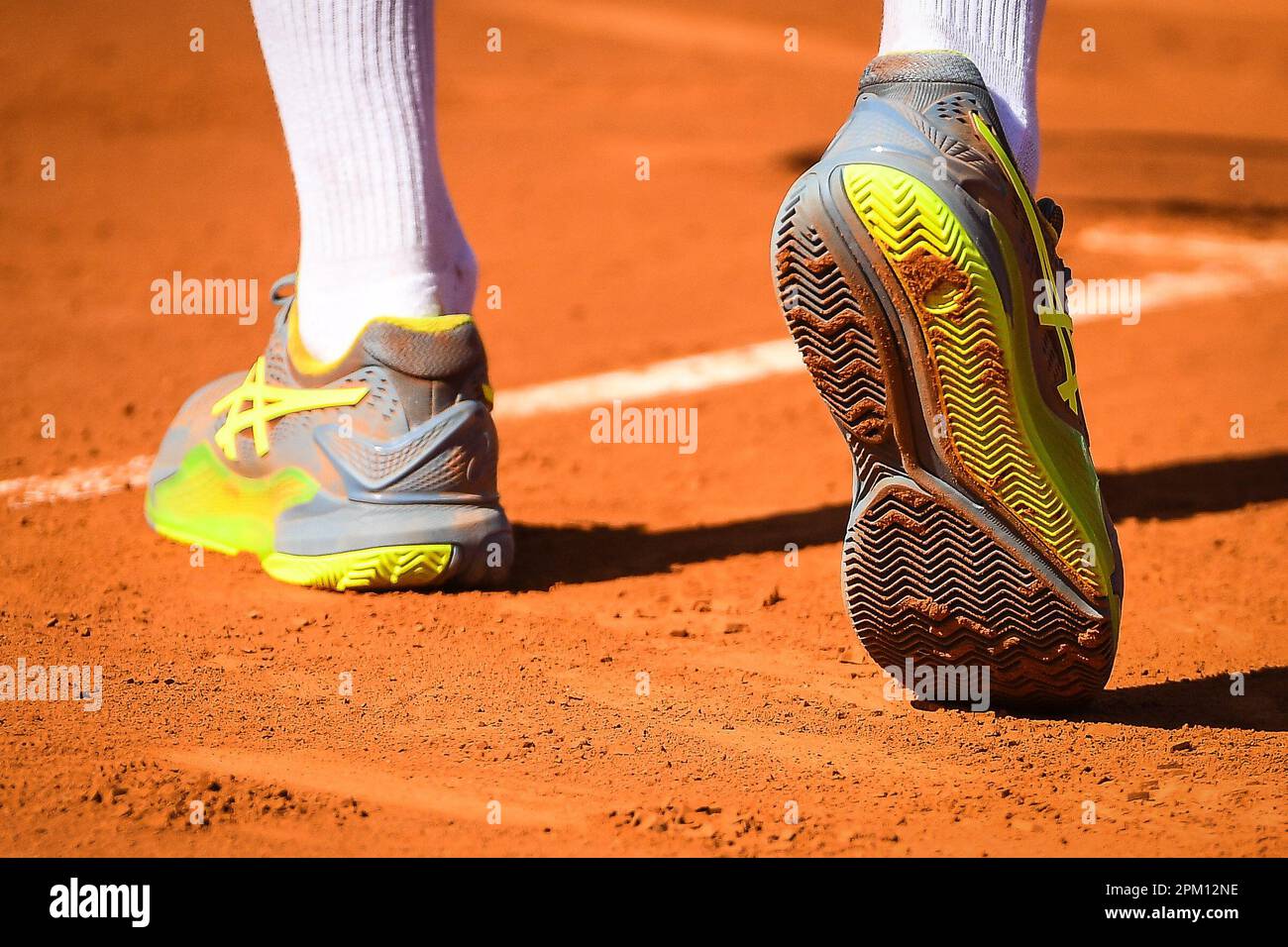 Détail des chaussures d'Asics pendant le Rolex Monte-Carlo, ATP Masters  1000 tennis sur 9 avril 2023 au Monte-Carlo Country Club à Roquebrune Cap  Martin, France - photo: Matthieu Mirville/DPPI/LiveMedia Photo Stock -