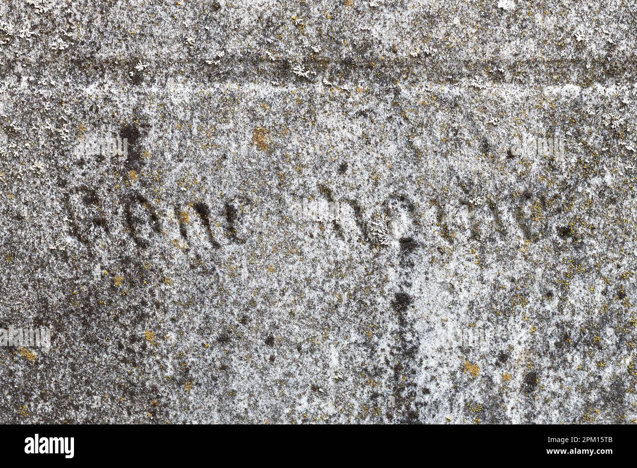 Gros plan des mots « Gone Home » gravés sur une vieille pierre tombale. Banque D'Images