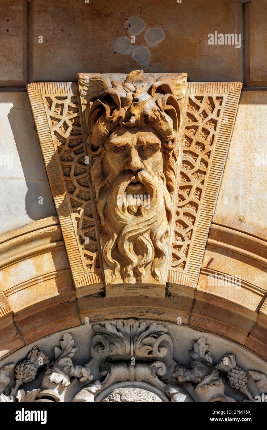 River Gods on Langside Halls: Le père Clyde au-dessus de la porte centrale, note le saumon à anneau dans ses cheveux d'algues (une référence à St Mungo) Banque D'Images