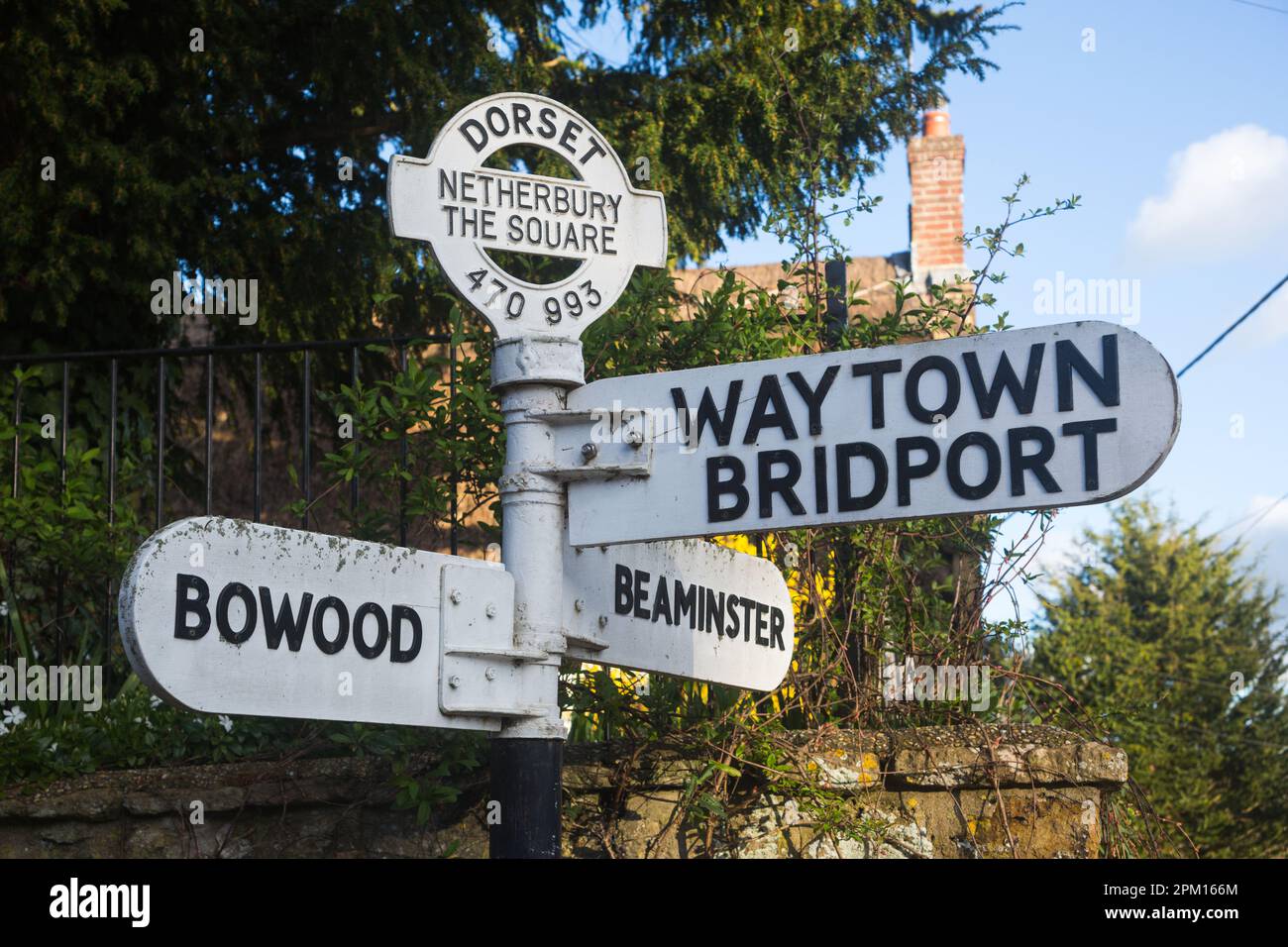 Signalisation en métal blanc à The Square, Netherbury, Bridport, Dorset Royaume-Uni avec indications pour Waytown, Bridport, Beaminster et Bowood. Banque D'Images