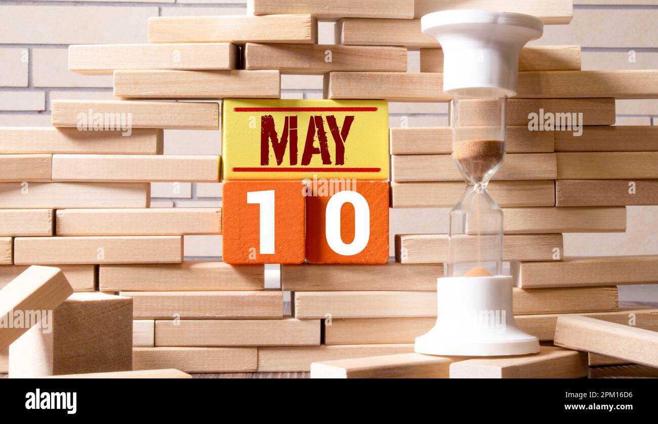 10 mai sur des cubes en bois gris. Date du cube du calendrier 10 mai. Concept de date. Espace de copie pour le texte ou l'événement. Cubes éducatifs. Blocs de bois dans une boîte avec germe Banque D'Images