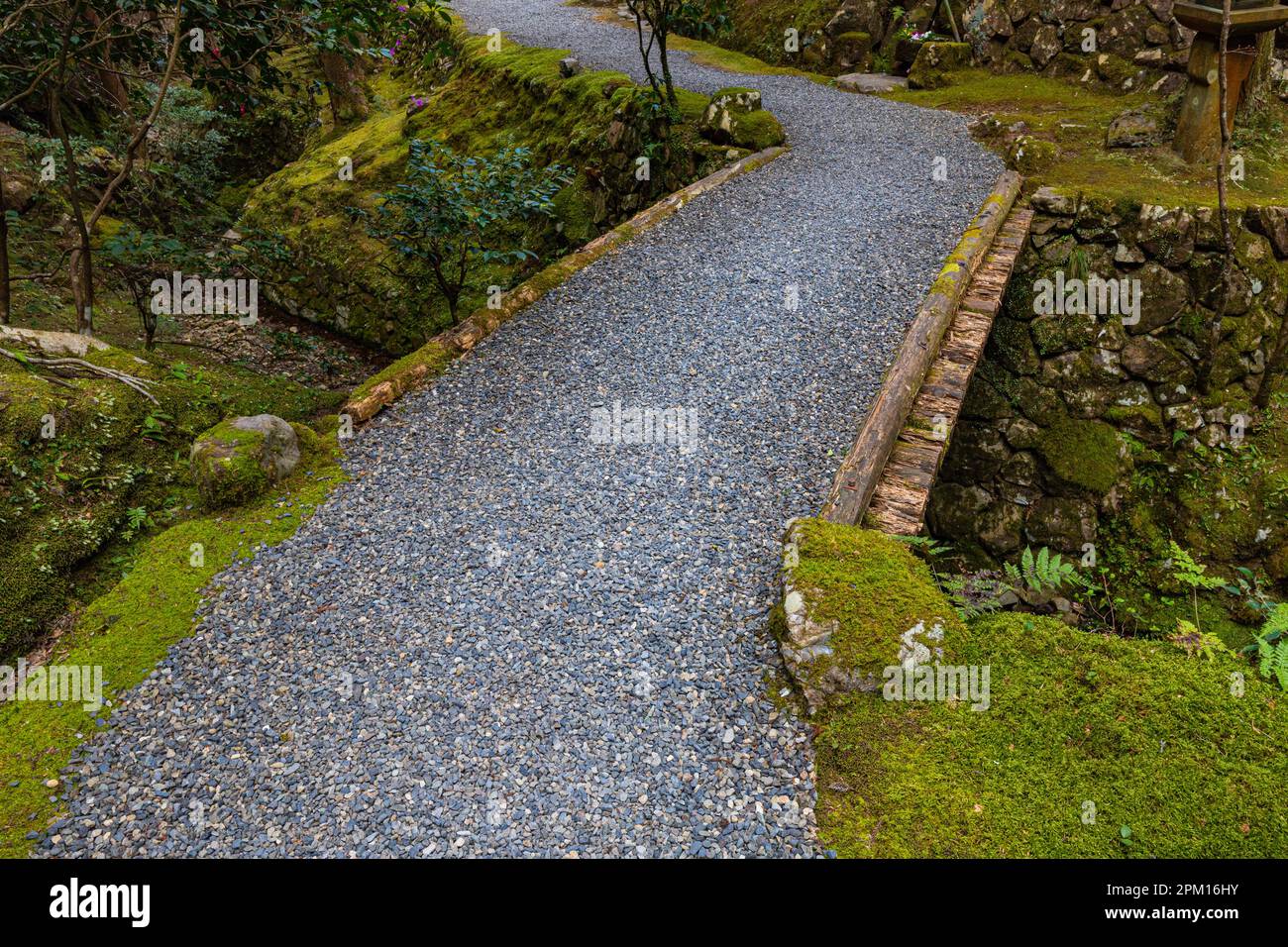 Hakuryu-en signifie littéralement « jardin de dragon blanc », a été placé dans un endroit improbable, coincé entre une route, une ligne de chemin de fer et une carrière. Visite de TH Banque D'Images