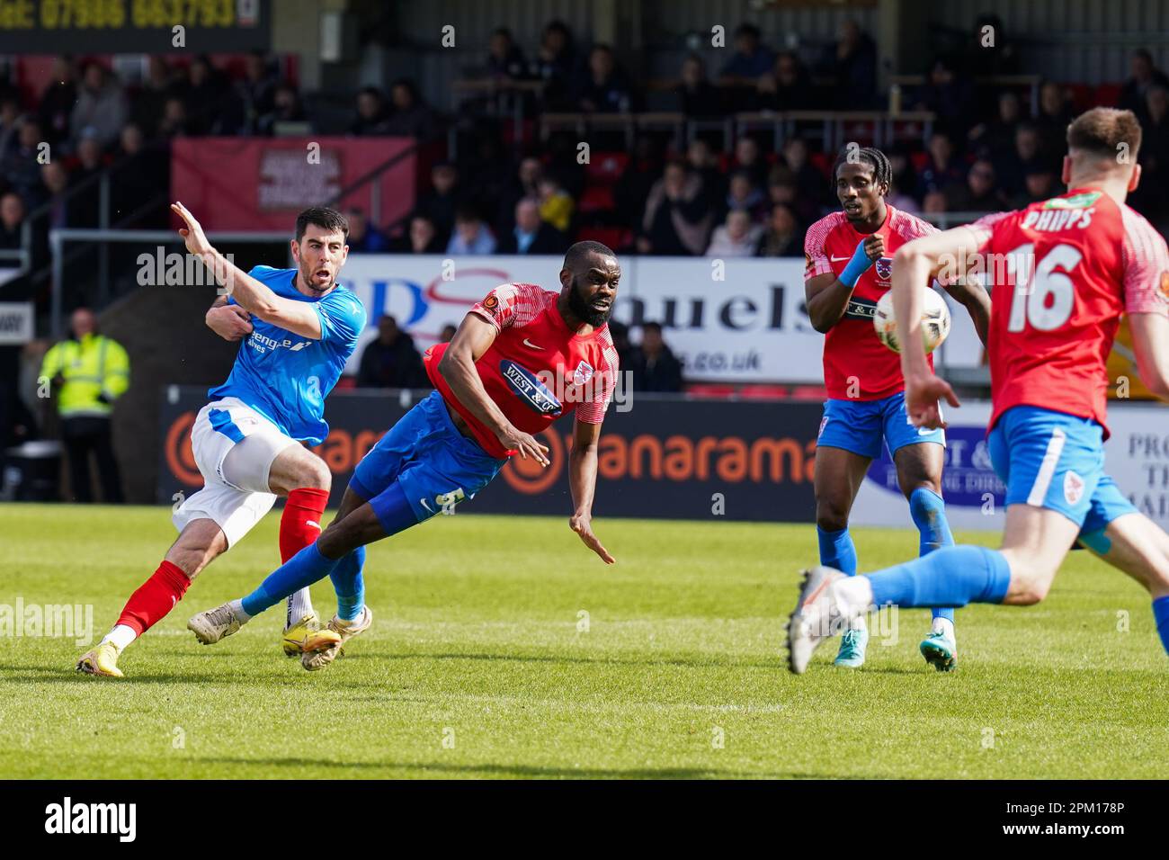 Dagenham, Kent, Royaume-Uni. 10 avril 2023. Chesterfield a présenté Joe Quigley (27) et le défenseur de Dagenham & Redbridge Emmanuel Onariase (5) lors du match Dagenham & Redbridge contre Chesterfield National League à Victoria Road, Dagenham, Royaume-Uni le 10 avril 2023, Eleanor Hoad Credit: Every second Media/Alay Live News Banque D'Images